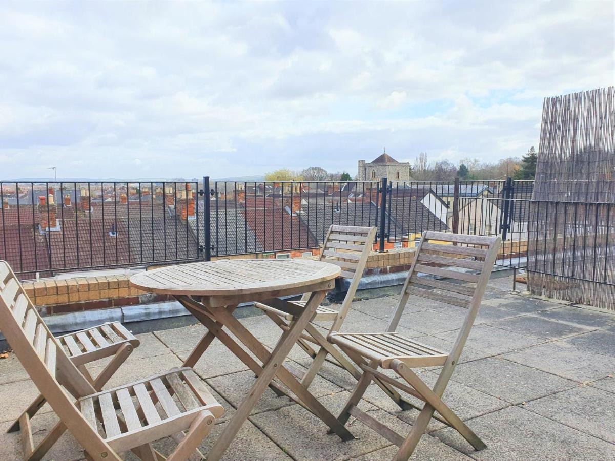 Central Apartments - Spacious 2 Beds Swindon Esterno foto