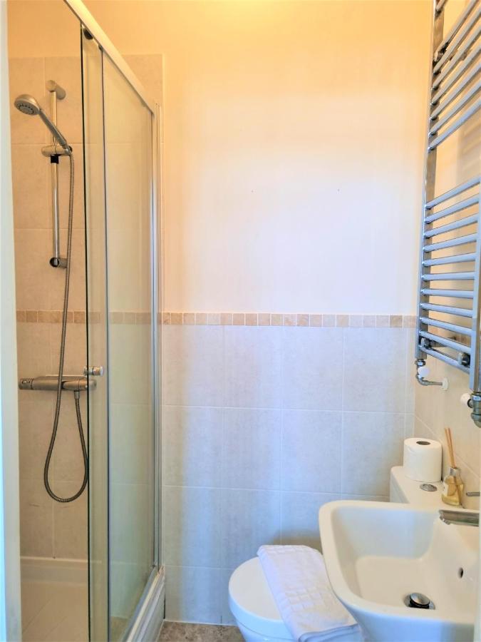 Central Apartments - Spacious 2 Beds Swindon Esterno foto