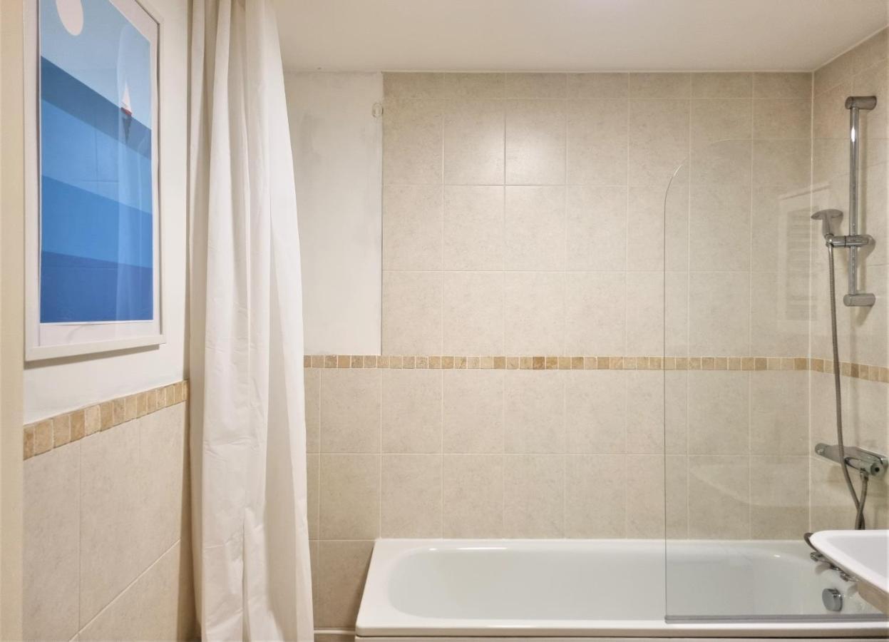 Central Apartments - Spacious 2 Beds Swindon Esterno foto
