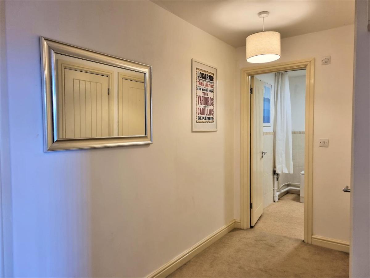 Central Apartments - Spacious 2 Beds Swindon Esterno foto